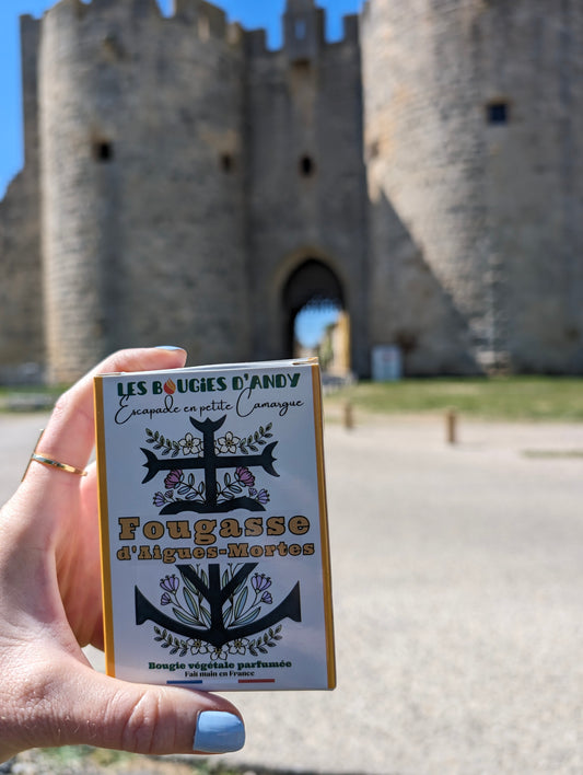 Bougie artisanale Fougasse d'Aigues-Mortes 160g en verre ambré – Les Bougies d'Andy