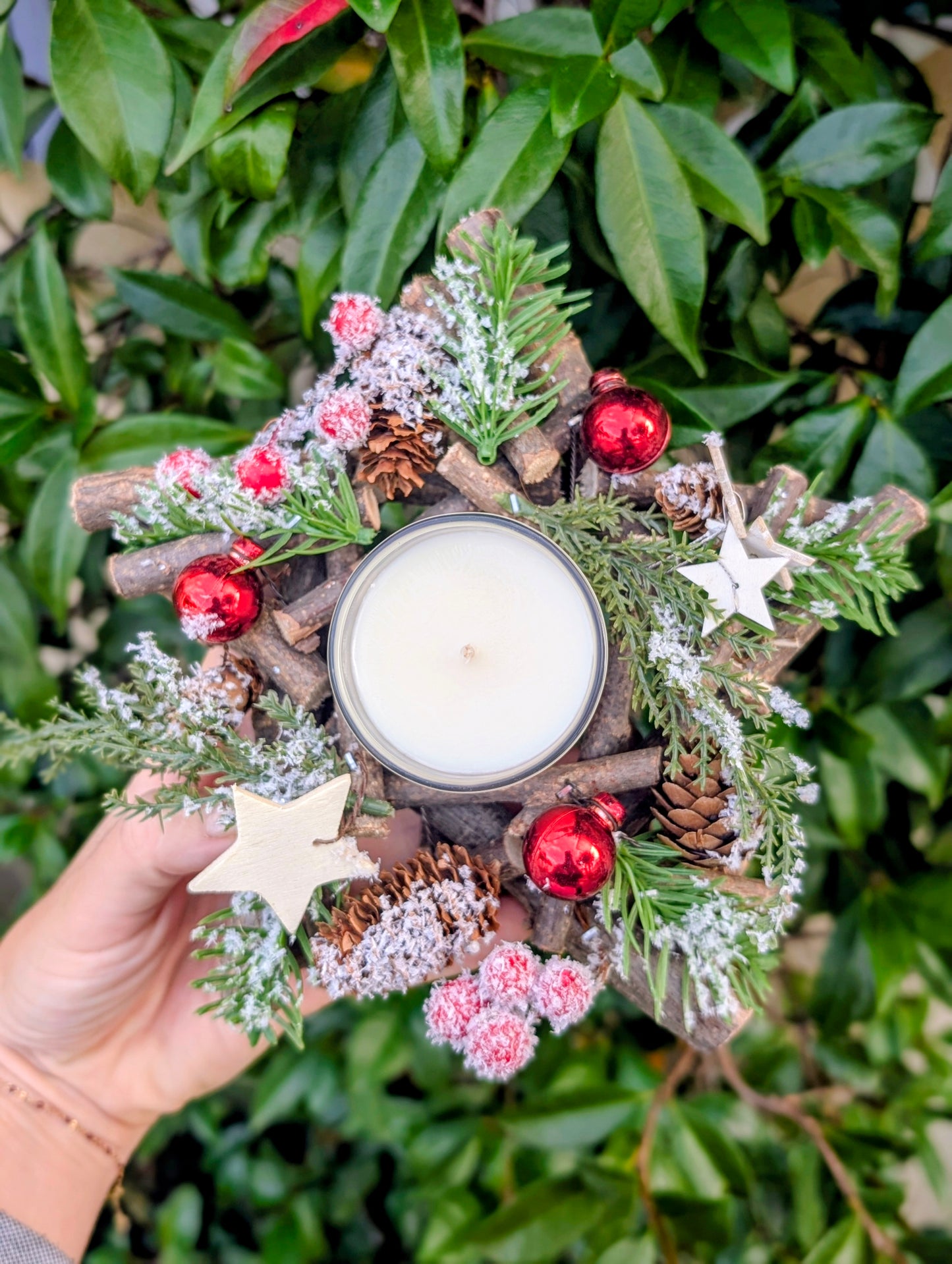 Couronne de Noël Rouge – Bougie “Madeleine Gourmande”