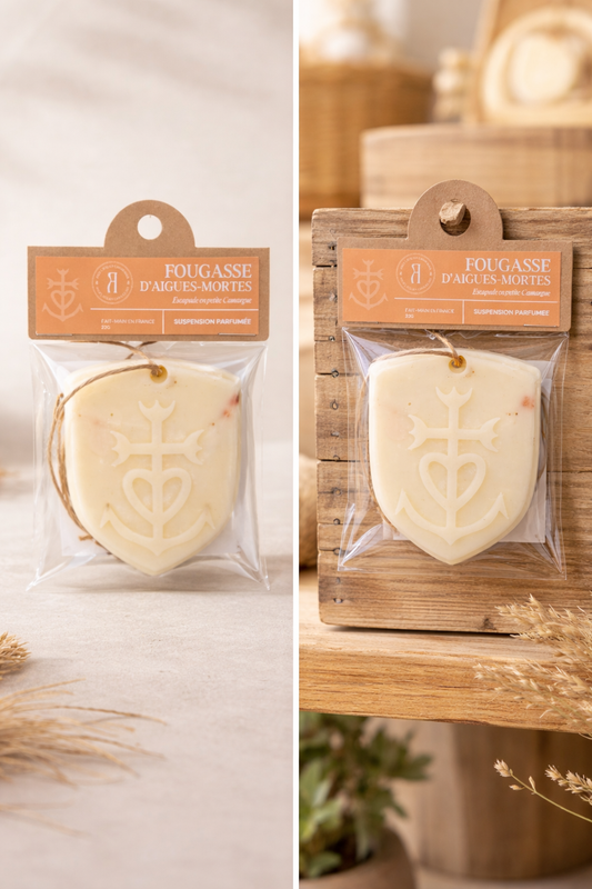 Suspension Blason Croix de Camargue – parfum Fougasse d’Aigues-Mortes